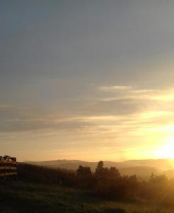 SierpnicaDziki domek的从田野欣赏日落美景
