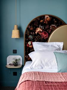 巴黎Hôtel Léopold - Orso Hotels的一间卧室设有一张蓝色墙壁的大床