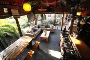 Saltycrax Backpackers and Surf Hostel by CURIOCITY的休息区