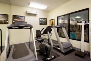 梅里尔维尔Baymont by Wyndham Merrillville的一间健身房,里面配有两台跑步机