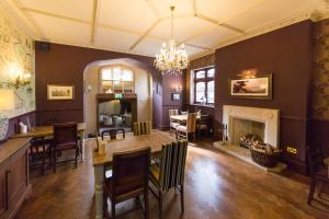 赖德Ryde Castle by Greene King Inns的一间带桌子和壁炉的用餐室