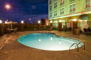 埃文斯维尔印第安纳埃文斯维尔丽怡酒店的一座游泳池,在晚上在建筑物前