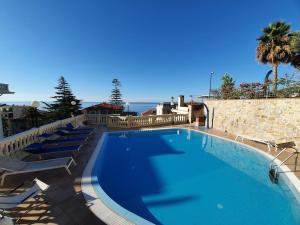 欧斯佩达蒂德尔安吉罗居所酒店的一个带躺椅的大型游泳池,享有海景