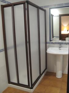 普埃尔托拉皮塞港口酒店的带淋浴和盥洗盆的浴室