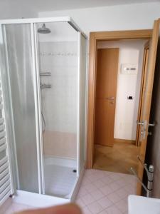 瓦尔迪登特罗Casa Laura的浴室设有玻璃淋浴间,浴室设有门