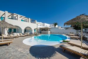 卡马利尼西亚海滩套房公寓式酒店的一个带躺椅的游泳池以及度假村