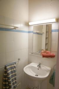 莫尔斯VVF Luberon Provence的白色的浴室设有水槽和镜子