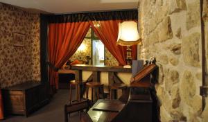 巴黎德尚帕涅大酒店的一间酒吧,房间设有凳子和窗户