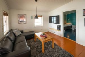 莱克内斯Lofoten Seaview Villa的带沙发和咖啡桌的客厅