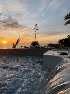 Puntillo del SolZenRepublic, your private villa with outdoor jacuzzi & pool with stunning ocean views的一座享有日落美景的游泳池