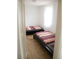 GösenrothHaus Mersche的小型客房 - 带2张床和窗户