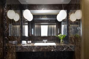 格拉斯哥Kimpton - Blythswood Square Hotel, an IHG Hotel的一间带水槽和镜子的浴室