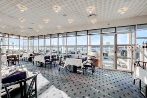 格林哥里皮奈霍斯酒店的用餐室设有桌椅和窗户。