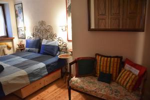 韦朗Casa Pascal的卧室配有床、椅子和门