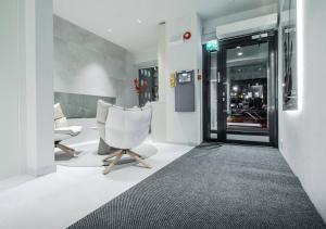 罗瓦涅米吉舍精品公寓式酒店的大堂设有白色椅子和窗户