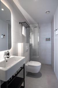 雷克雅未克雷克雅未克公寓酒店的白色的浴室设有水槽和卫生间。