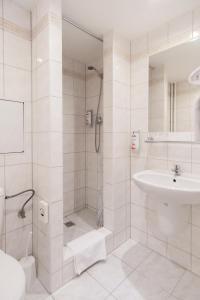 布拉格格罗布斯酒店的带淋浴和盥洗盆的白色浴室