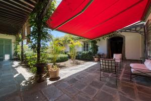 圣布里希达Villa Hacienda del Batán的天井上的红色可伸缩遮篷