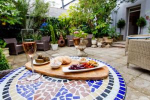 彭赞斯The Summer House的一张桌子,上面放着一盘食物和两杯葡萄酒