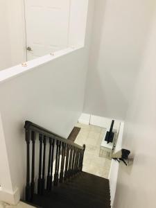 迈阿密The Heart of Wynwood的楼梯,有黑色楼梯和椅子