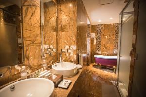 库斯科阿拉纳库斯科精品酒店的带浴缸和盥洗盆的大浴室