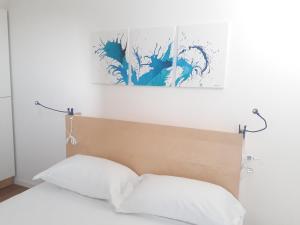 斯培西亚Luna Blu的卧室内的一张带两个白色枕头的床