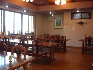 野沢野沢御宿的用餐室设有桌椅和窗户。