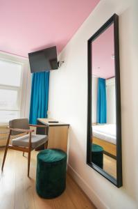 鹿特丹斯帕克斯旅舍的一间设有镜子、椅子和床的房间
