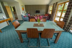 巴尔马哈罗蒙湖湖滨豪华旅舍的客厅配有桌椅
