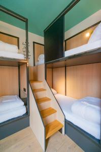 鹿特丹斯帕克斯旅舍的双层床间 - 带2张床和楼梯