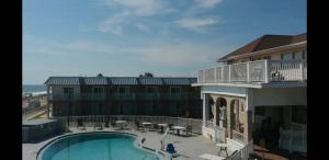 弗拉格勒海滩托帕汽车旅馆 - 弗拉格勒海滩 的享有酒店游泳池的景色