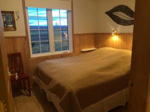 雷克霍特伊加索尔小屋旅馆的一间卧室设有一张床和一个窗口