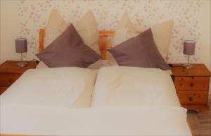 GrebenhainFerienhaus Kaline的一间卧室配有带白色床单和枕头的床。