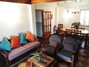 拉马莱斯德拉维克托里亚Finca Artienza的客厅配有沙发、椅子和桌子