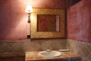 Carenas罗斯佩多加乐斯乡村民宿的一间带水槽和镜子的浴室