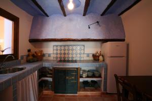 Carenas罗斯佩多加乐斯乡村民宿的厨房配有水槽和冰箱