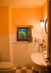 拉马莱斯德拉维克托里亚Finca Artienza的一间带水槽和卫生间的浴室以及窗户。