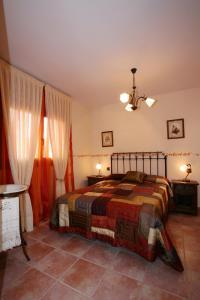 Carenas罗斯佩多加乐斯乡村民宿的一间卧室设有一张床和两个窗户。