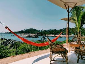 帕特南Abidal Resort的海景露台的吊床