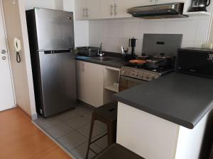 利马Lima Flats 3的厨房配有不锈钢冰箱和炉灶。