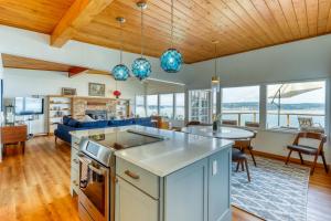 Maple Grove BeachEagle's Nest Retreat的厨房以及带沙发和桌子的客厅。