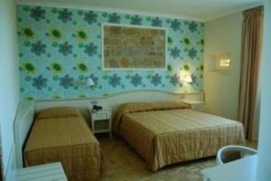 卡梅里诺弗纳日别墅酒店的一间卧室设有两张床和鲜花墙