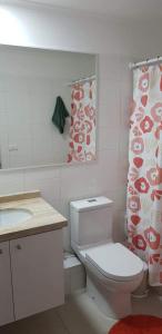 拉塞雷纳Departamentos La Serena Vista的浴室设有卫生间、水槽和淋浴帘