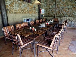内罗毕奥索伊塔旅馆的一张长木桌子和椅子