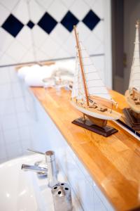 斯特伦斯塔德克拉班酒店的木船模型,船在台顶上