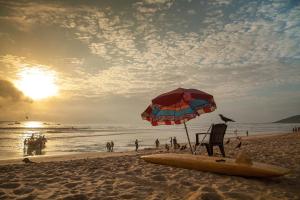 卡兰古特O Camarao的海滩上设有遮阳伞、椅子和冲浪板