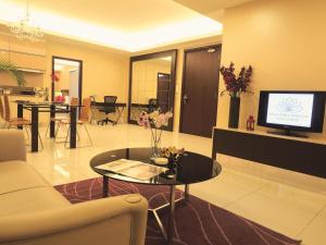 吉隆坡吉隆坡达马斯套房及公寓式酒店的带沙发、桌子和电视的客厅