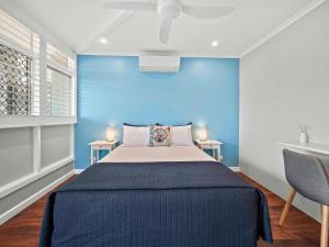巴利纳阿尔玛旅游莫泰饭店的一间卧室设有蓝色的墙壁和一张床
