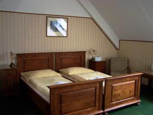 伊钦巴黎酒店的一间卧室配有一张大木床。