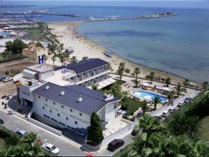 圣卡洛斯拉腊皮塔迈阿密玛尔酒店的享有酒店和海滩的空中景致